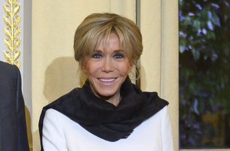 Brigitte Macron ziet er chic uit in witte jurk en pumps op Paris Peace Forum – Schoenennieuws